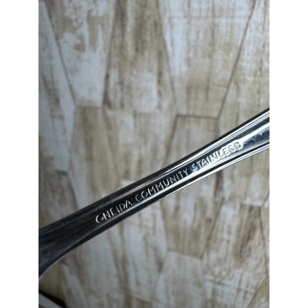 Oneida Community Stainless Floral 4 Spoons 2 Tablespoons 2 Teaspoons‎ Silver